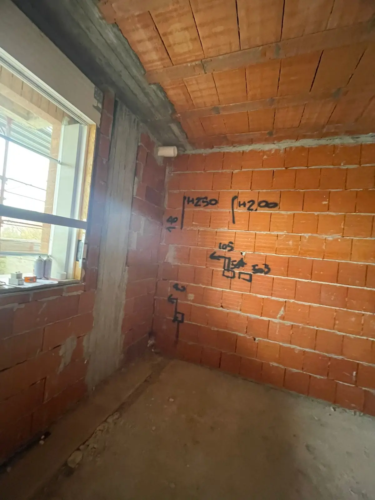 Fase di cantiere con tracciatura degli impianti e predisposizione tecnica prima della realizzazione della cucina su progetto.